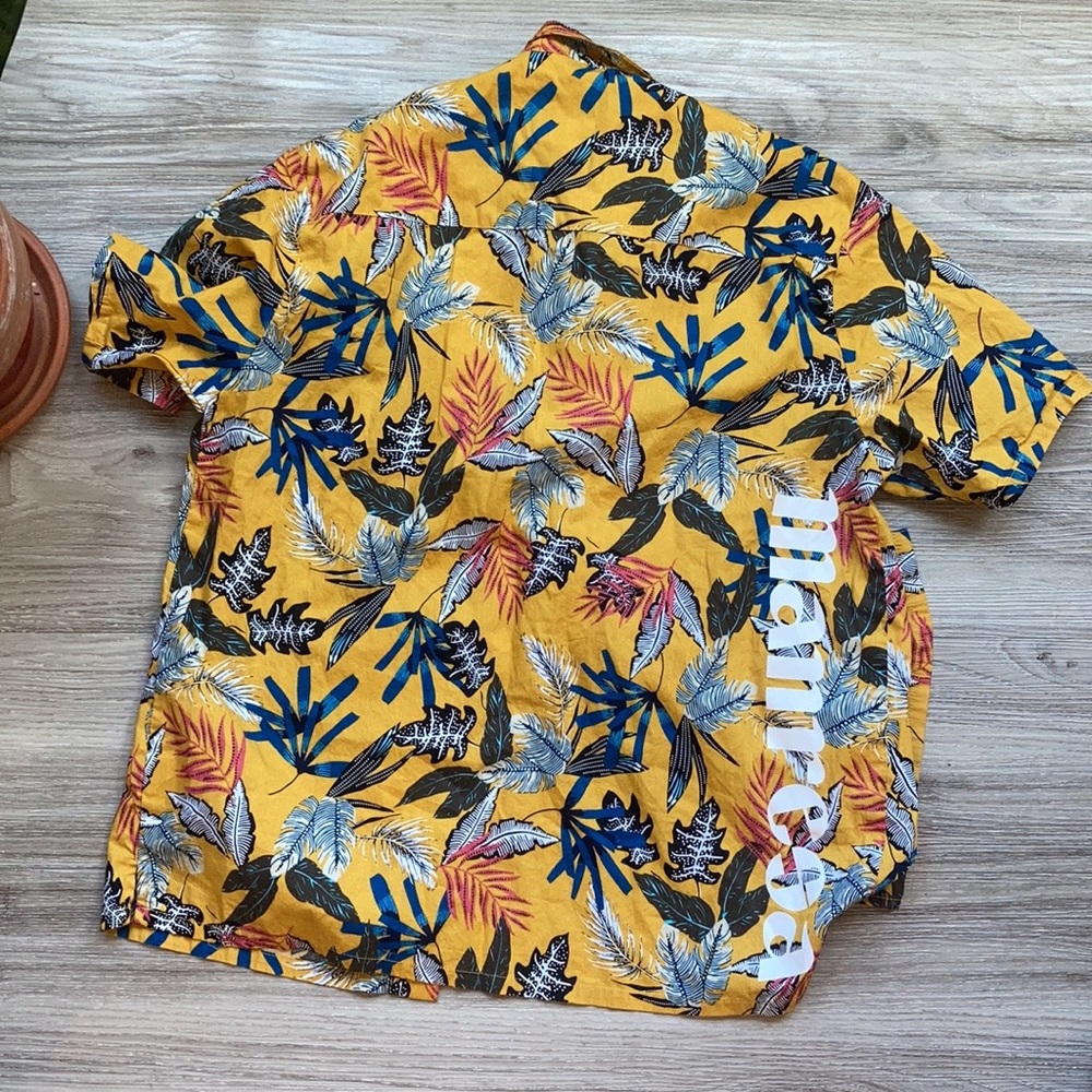 Men’s short sleeved button down - Picture 3 of 3